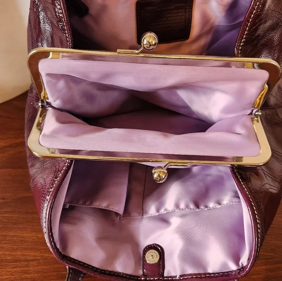 Spotless deep plum "Nora" Kisslock in patent leather. - Picture 8 of 11